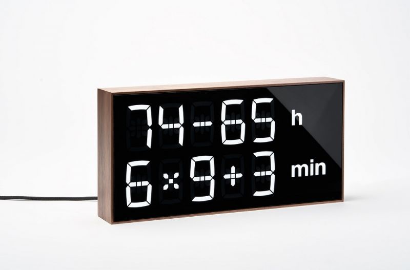Schwarze Albert Clock LED Digitaluhr mit Rechenaufgaben zur Zeitanzeige als Tischuhr oder Wanduhr.